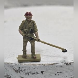 Tiny Vintage Plastic Toy Army Man with Mine Detector [ Read Details ]